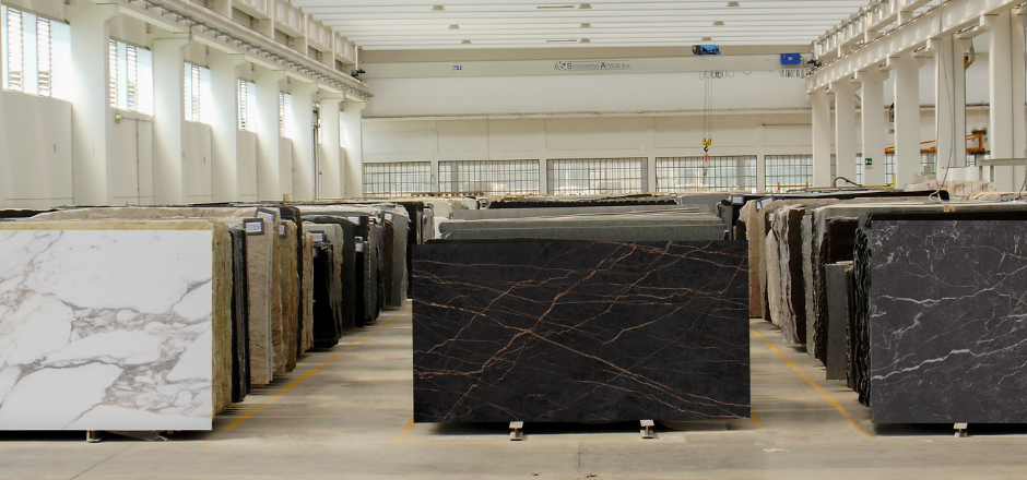 Platenmagazijn van Tafelwinkel met materialen voor op maat gemaakte tafels.