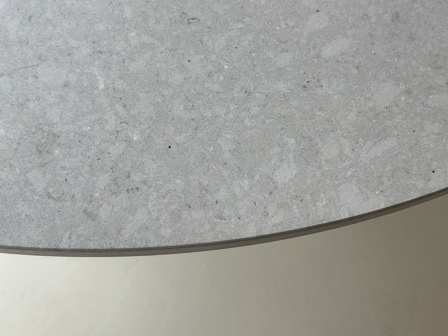 Close-up van de zachte grijstinten in het Clamshell composiet blad