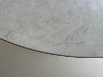 Close-up van de natuurlijke adering in het Taj Mahal Almond keramiek blad