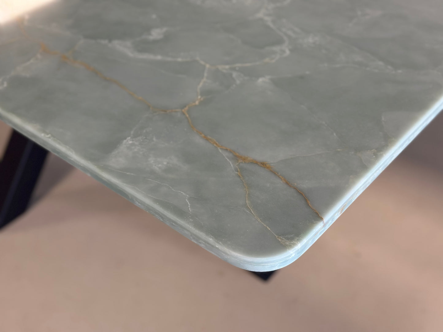 Close-up van het luxe groene Silestone Verde Emerald composiet blad