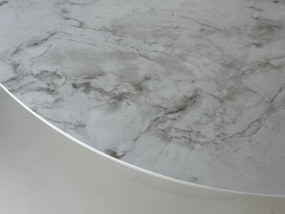 Close-up van de hoogglans afwerking en grijze aders in het Bergen Dekton blad