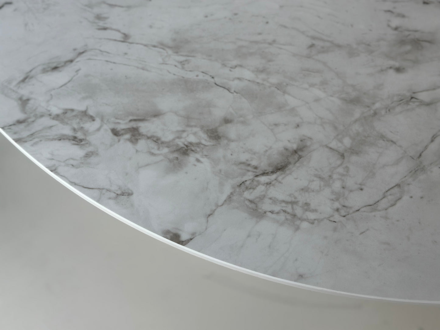 Close-up van de hoogglans afwerking en grijze aders in het Bergen Dekton blad
