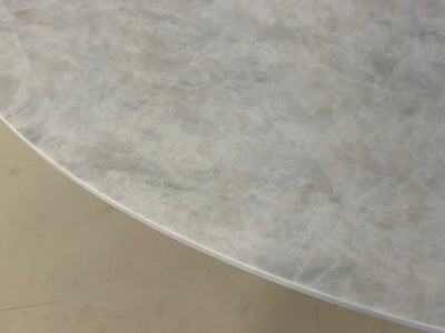 Close-up van het witte Cristalino composiet blad met subtiele kristal