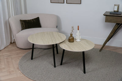 Beige salontafelset keramiek in een sfeervolle woonkamer