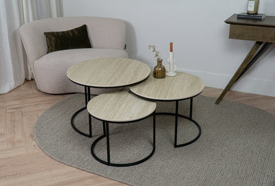 Drie Travertino keramiek salontafels met Deluxe onderstel in een modern interieur