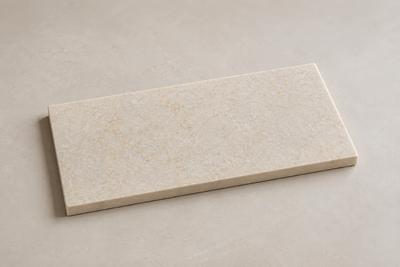 Rechthoekige tapasplank van Technistone Glencoe natuursteen met warme beige tinten en subtiele adering.