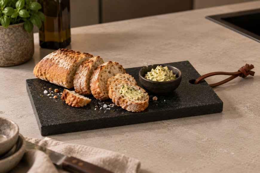 1. Neroli Signature tapasplank met stokbrood en kruidenboter op keukenblad