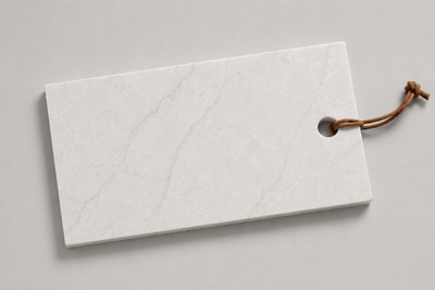 Prexory Light Signature Tapasplank van licht natuursteen met subtiele grijze aders en leren koord