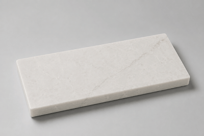 Prexory Light accessoireplank van licht natuursteen op rustige achtergrond