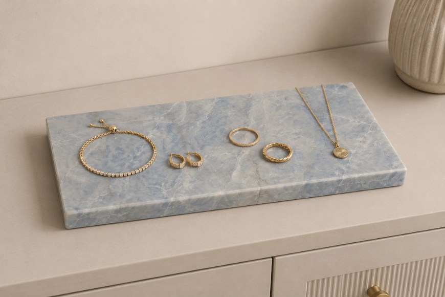 Azul Emerald Accessoireplank met gouden sieraden op een dressoir als luxe opbergplek voor horloge, ringen en armbanden.