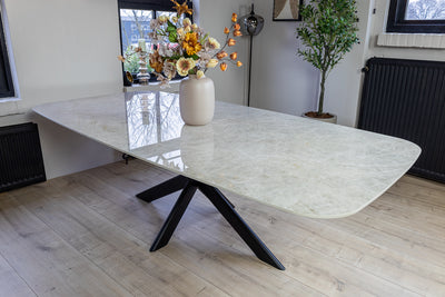 Deens ovale eettafel Taj Mahal Matrix Light in een modern interieur