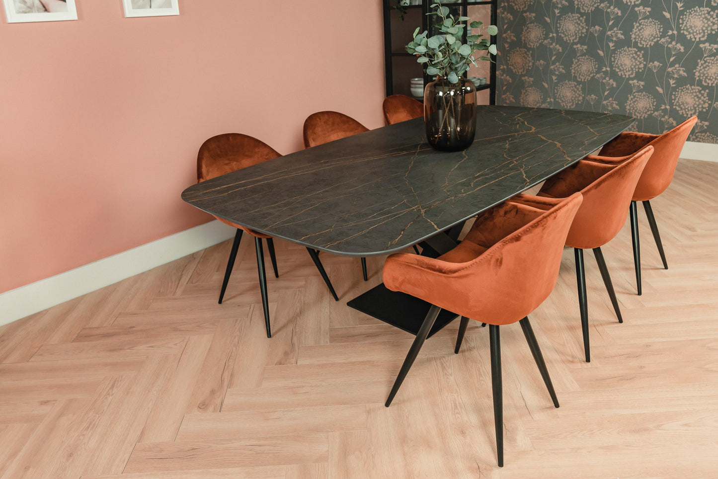 Zijaanzicht eettafel