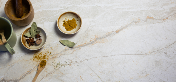 Natuurstenen tafel onderhoud voor een eettafel in een modern interieur.
