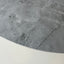 Close-up van de matte betonlook en lichte aders in het Vera Dekton blad