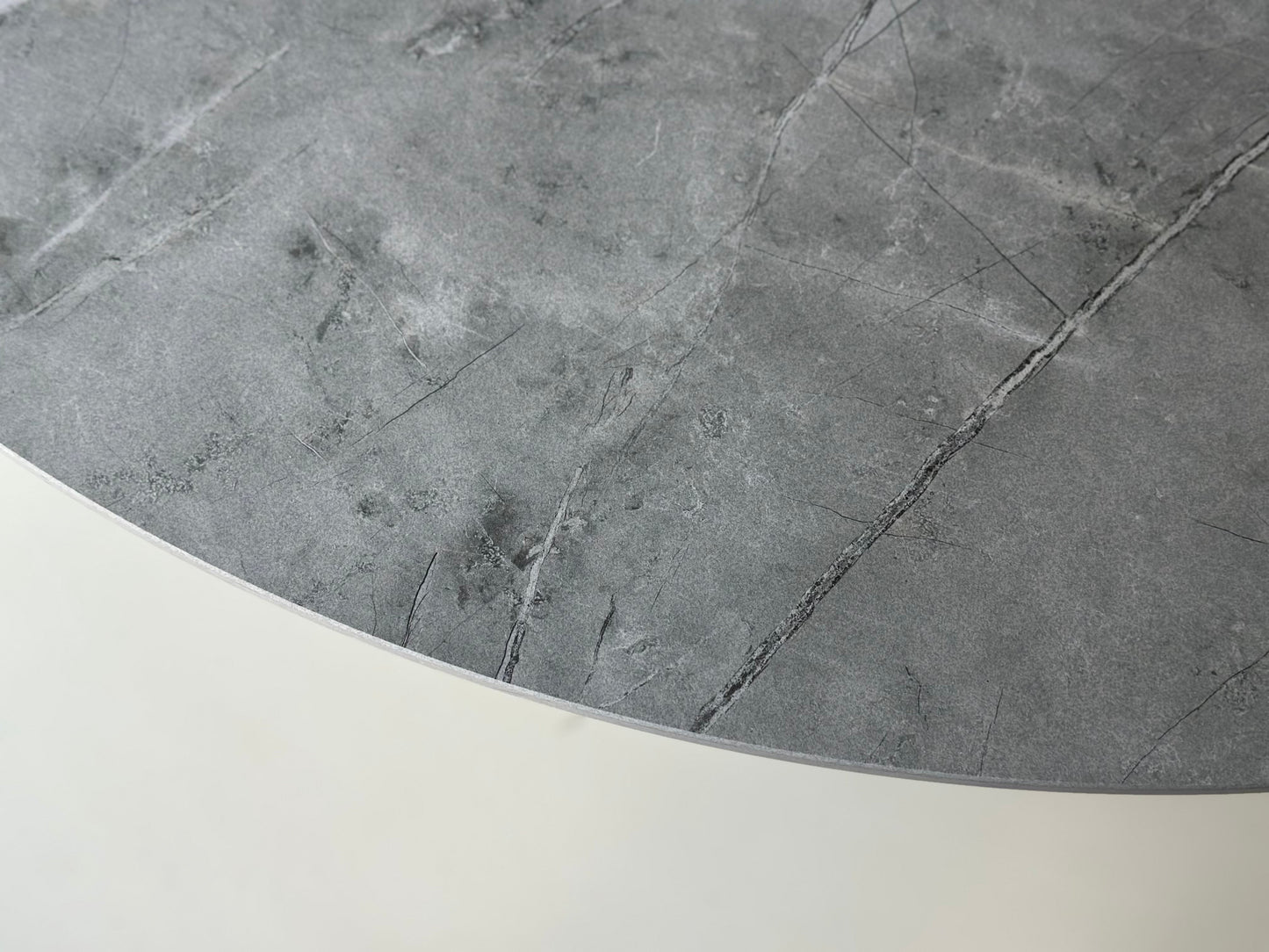 Close-up van de matte betonlook en lichte aders in het Vera Dekton blad