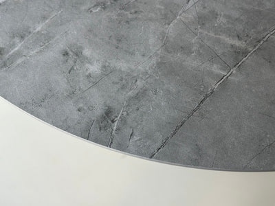 Close-up van de matte betonlook en lichte aders in het Vera Dekton blad