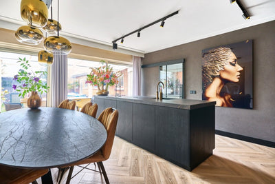 Luxe ovale eettafel van donker keramiek