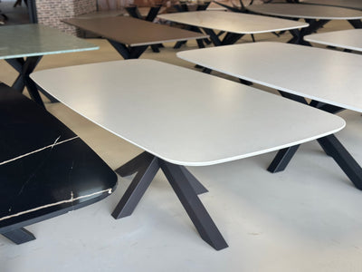 Deens ovale eettafel Laguna Dekton met antraciet Matrix onderstel