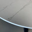 Close-up van de grijze aders in het witte Calacatta composiet blad