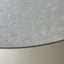 Close-up van de zachte grijstinten in het Clamshell composiet blad