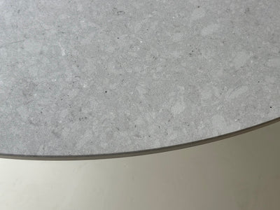 Close-up van de zachte grijstinten in het Clamshell composiet blad