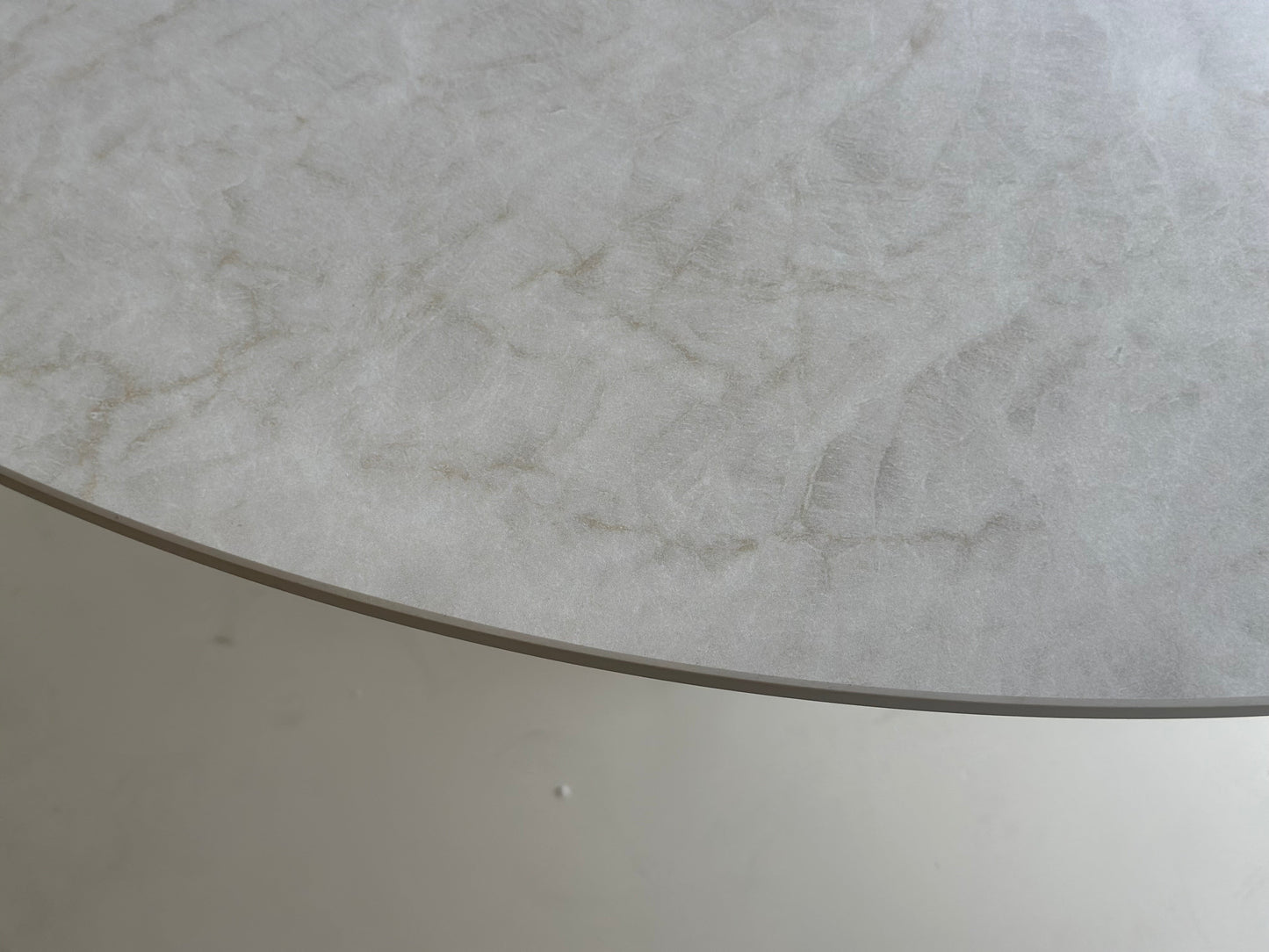 Close-up van de natuurlijke adering in het Taj Mahal Almond keramiek blad
