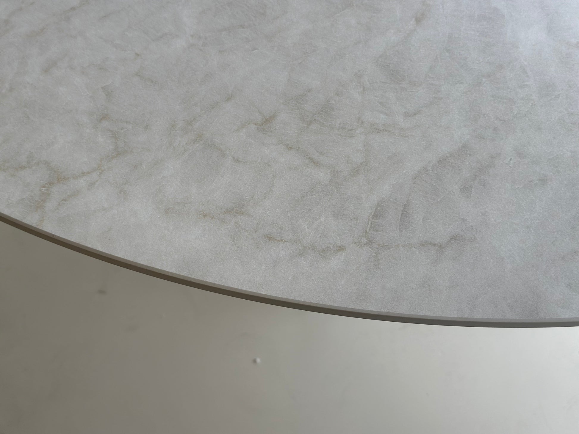 Close-up van de natuurlijke adering in het Taj Mahal Almond keramiek blad