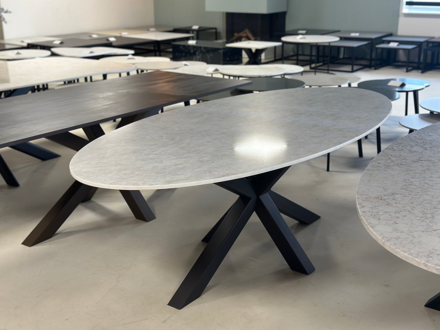 Ovale eettafel wit composiet Cristalino met Matrix onderstel