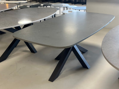 Deens ovale eettafel betonlook composiet Diresco met zwart Matrix onderstel