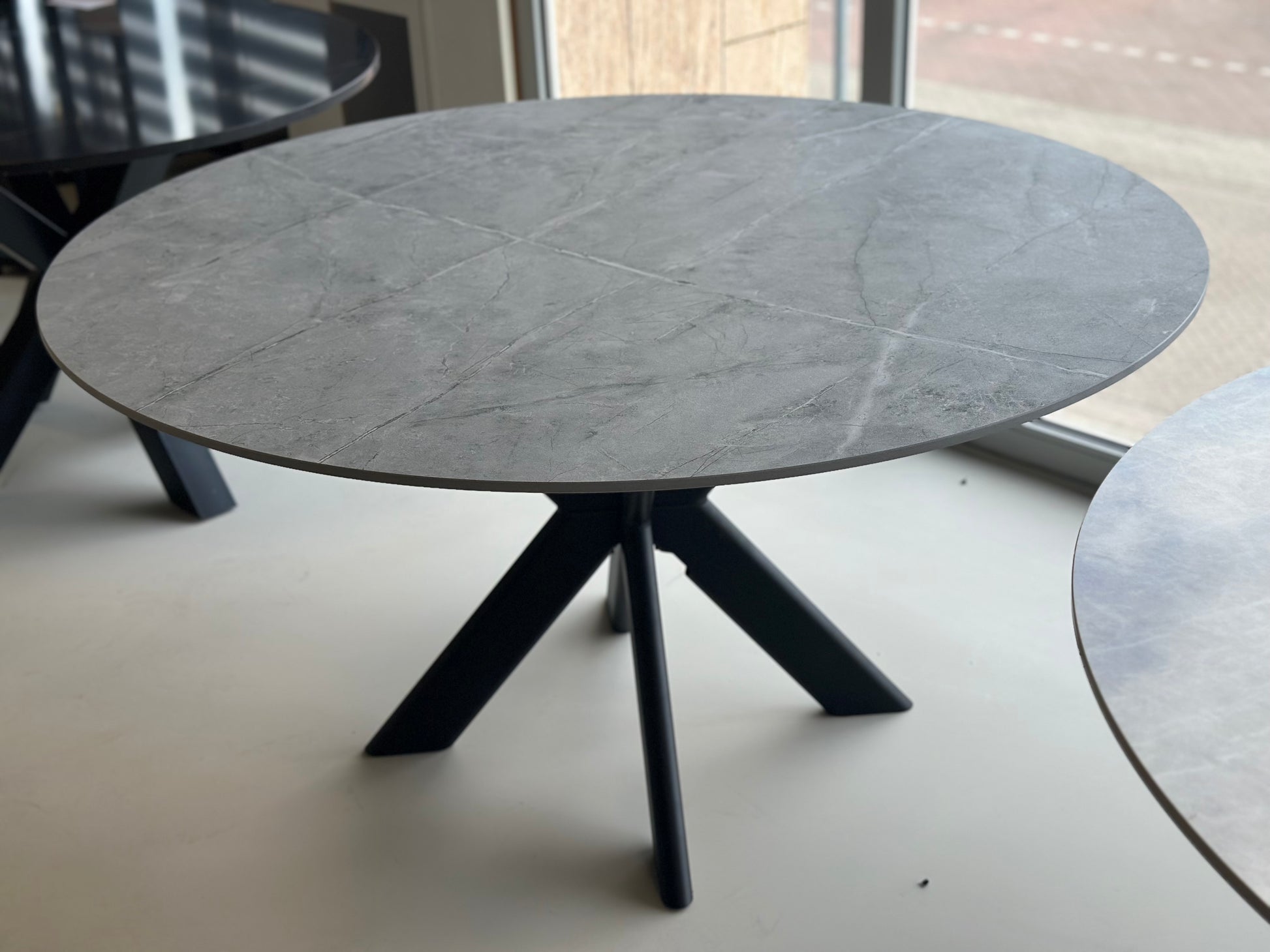 Ronde eettafel Vera Dekton grijs met zwart Double X-leg onderstel
