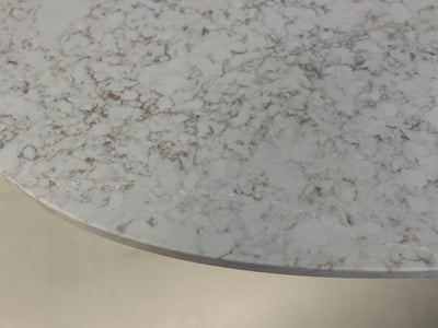 Close-up van het drukke marmerlook Silestone Riviera Rosé composiet blad