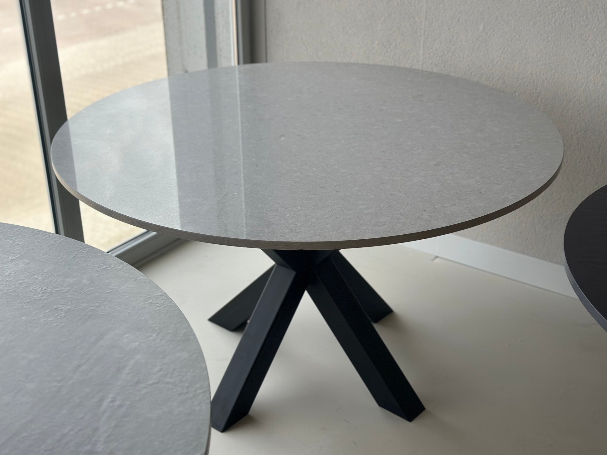 Ronde eettafel lichtgrijs composiet Clamshell met zwart Double X-leg onderstel