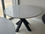Ronde eettafel lichtgrijs composiet Clamshell met zwart Double X-leg onderstel
