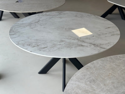 Ronde eettafel hoogglans wit keramiek Bergen met zwart Double X-leg onderstel