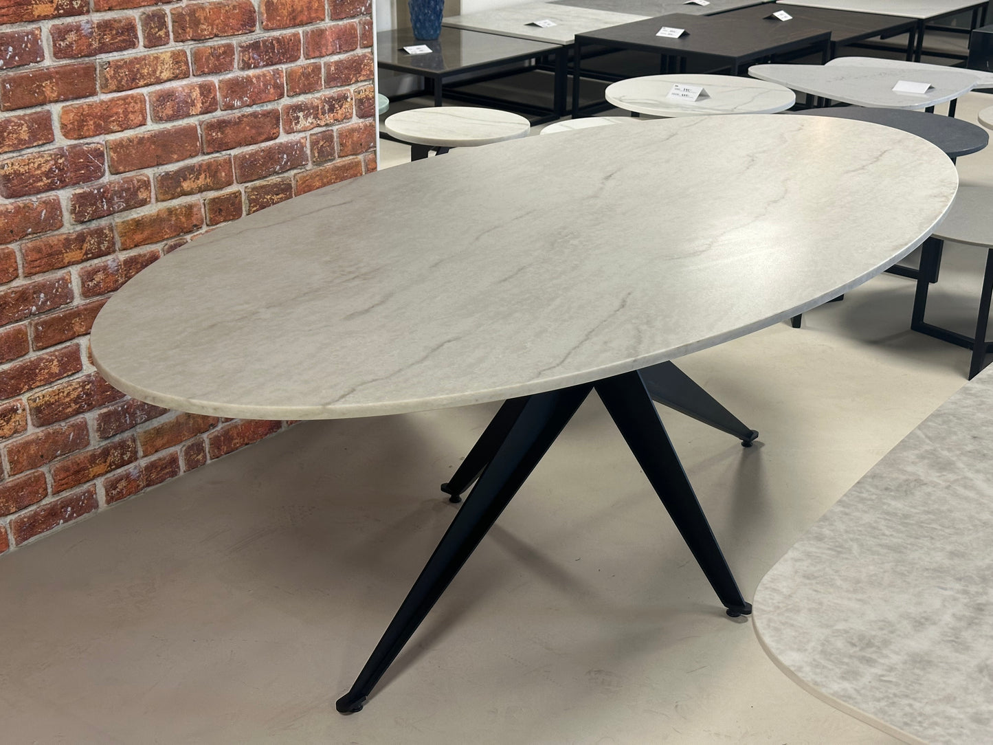 Ovale eettafel Prexory Clay met zwart Matrix onderstel