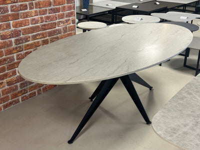 Ovale eettafel Prexory Clay met zwart Matrix onderstel