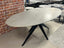 Ovale eettafel Prexory Clay met zwart Matrix onderstel