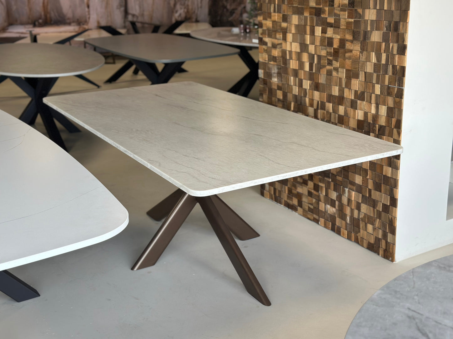 Deens ovale eettafel Prexory Clay met brons Matrix onderstel