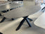 Ovale eettafel keramiek donkergrijs Dekton Grafite met zwart Matrix onderstel