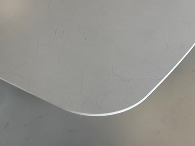 Close-up van de zachte marmerlook en adering in het Laguna Dekton blad