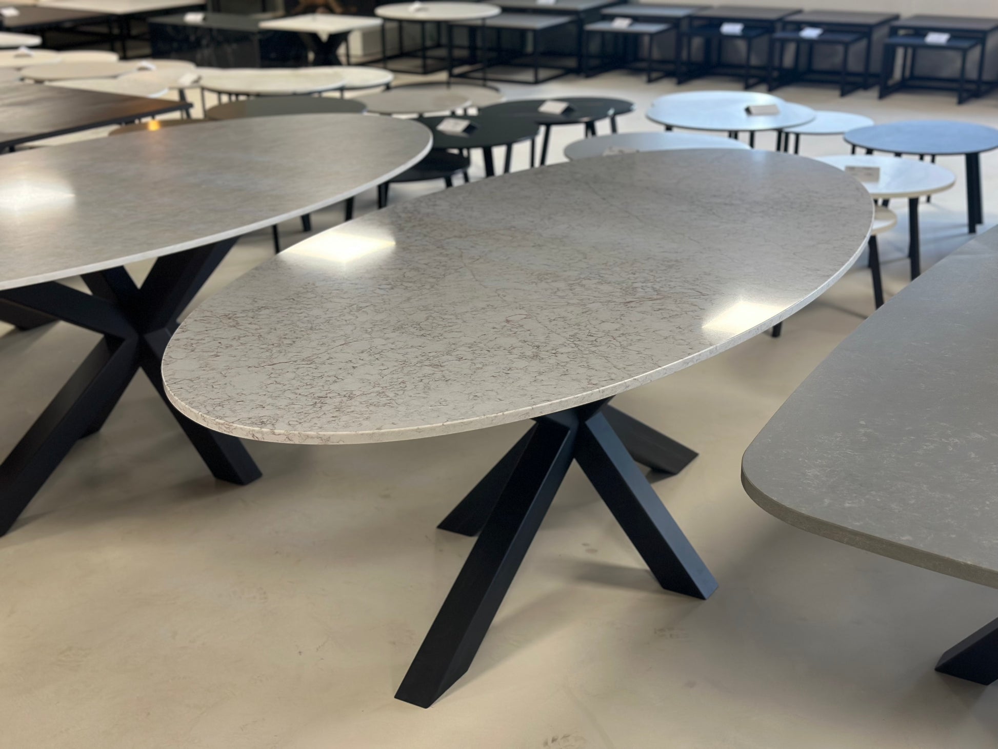 Ovale eettafel wit composiet Silestone Riviera Rosé met Matrix onderstel