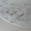 Close-up van de hoogglans afwerking en grijze aders in het Bergen Dekton blad