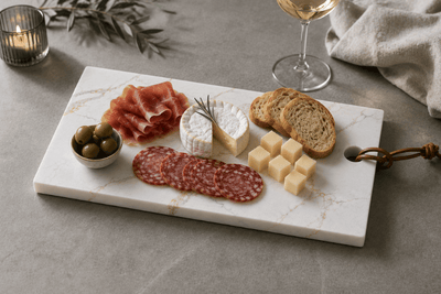 Luxe tapasplank van composiet met kaas, vleeswaren en olijven op gedekte tafel