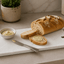 Witte natuurstenen tapasplank voor brood serveren en kruidenboter