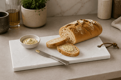 Witte natuurstenen tapasplank voor brood serveren en kruidenboter