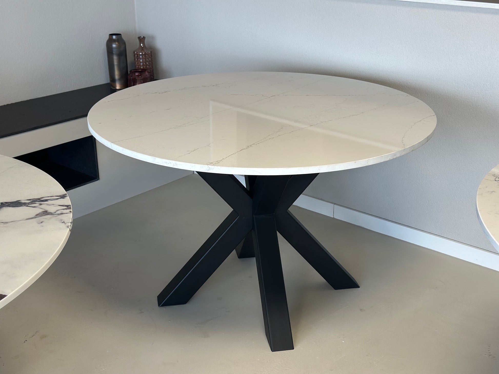 Ronde eettafel wit marmerlook Calacatta met zwart Double X-leg onderstel
