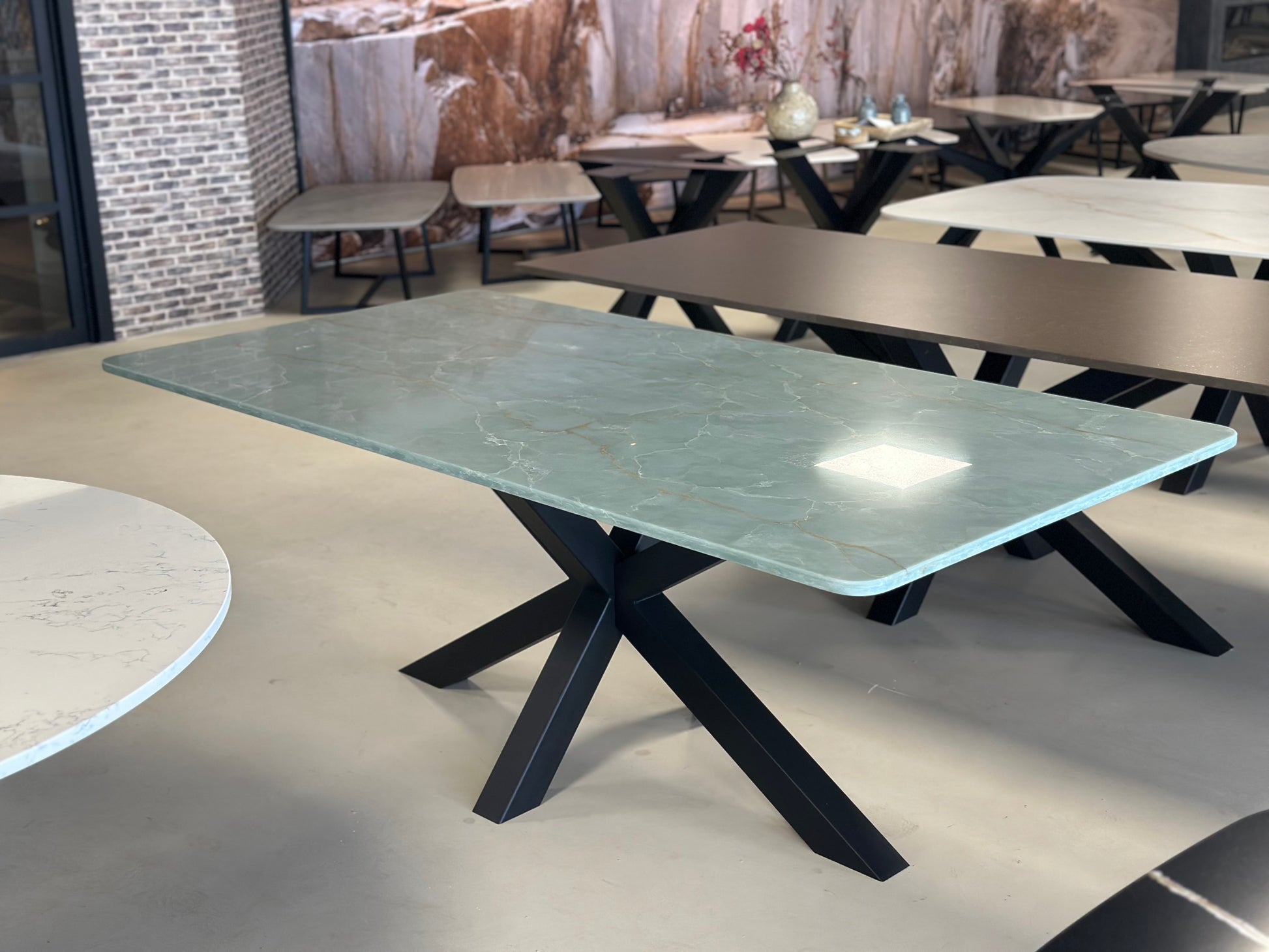 Rechthoekige eettafel groen composiet Silestone Verde Emerald met zwart Matrix onderstel