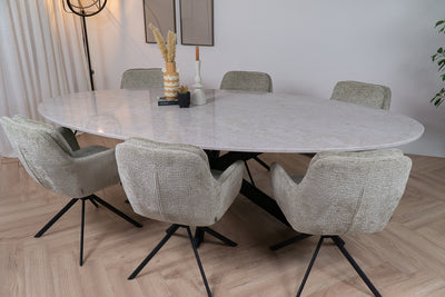 Ovale natuursteen tafel in een modern licht interieur