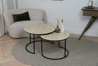 Sfeerbeeld van de twee ronde Travertino keramiek salontafels met Deluxe frame