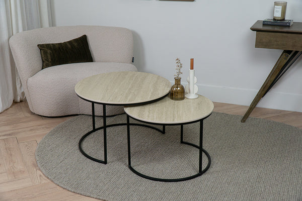 Sfeerbeeld van de twee ronde Travertino keramiek salontafels met Deluxe frame